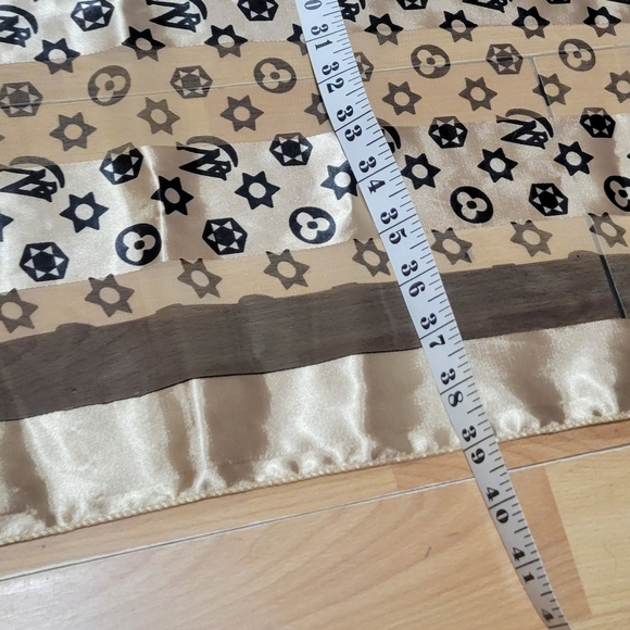 Elegant High End Scarf - Picture 2 of 3